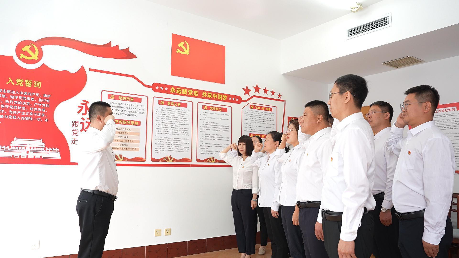 南(nan)山(shān)集(ji)團(tuán)<br>始創于(yu)改革開放初期 南(nan)山(shān)集(ji)團(tuán)<br>始創于(yu)改革開放初期